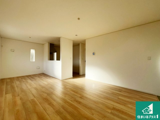 加古川市野口町良野　第12期　新築一戸建ての居間・リビング|日当たり良好の明るいリビングで朝の目覚めもスッキリできそう！対面キッチンでご家族のコミュニケーションも自然と増える設計！小さなお子様が遊ぶスペースを作っても広々とくつろげるLDK！