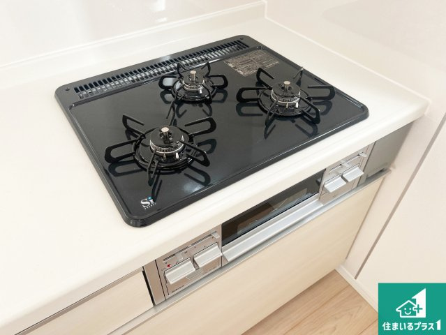 加古川市野口町良野　第12期　新築一戸建ての設備|ダブル高火力Ｓｉセンサー付きコンロ！３口あるので、まとめて料理をする時も大活躍！