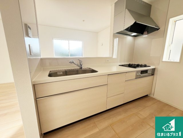 加古川市野口町良野　第12期　新築一戸建てのキッチン|明るいリビングで朝の目覚めもスッキリできそう！対面キッチンでご家族のコミュニケーションも自然と増える設計！小さなお子様が遊ぶスペースを作っても広々とくつろげるLDK！