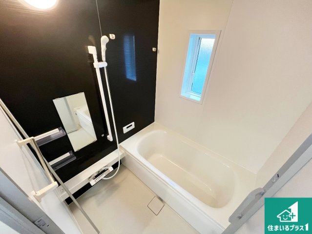 加古川市野口町良野　第12期　新築一戸建ての浴室|足をゆったり伸ばして寛げる浴槽です。窓が設けられていますので差し込む光が明るく穏やかな雰囲気にしてくれます♪浴室乾燥機も設置しているので、雨の日の洗濯物も安心です♪