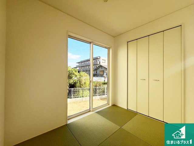 加古川市野口町良野　第12期　新築一戸建ての和室|一室あると便利な和室は客間としてだけでなく、小さなお子様のプレイルームや食後のくつろぎスペースとしてもご利用いただけます。収納もついていますので大活躍間違いなし！