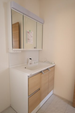 《仲介手数料無料》北区大成町４丁目549-2(全1戸)新築一戸建てブルーミングガーデンの独立洗面台|撮影日 2025年8月17日 10:30 晴れ