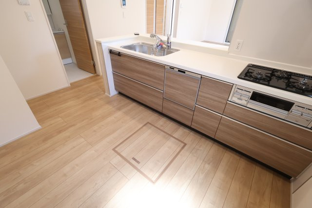 《仲介手数料無料》北区大成町４丁目549-2(全1戸)新築一戸建てブルーミングガーデンのキッチン|撮影日 2025年8月17日 10:30 晴れ