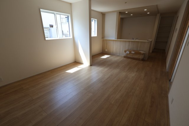 《仲介手数料無料》北区大成町４丁目549-2(全1戸)新築一戸建てブルーミングガーデンの居間・リビング|撮影日 2025年8月17日 10:30 晴れ