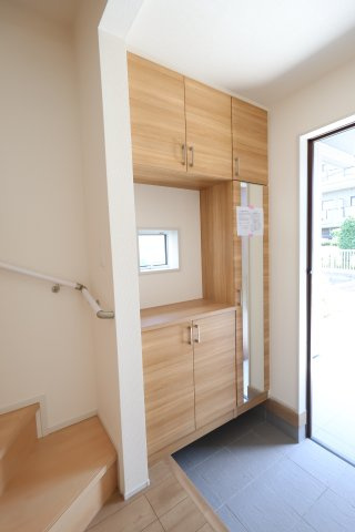 《仲介手数料無料》北区大成町４丁目549-2(全1戸)新築一戸建てブルーミングガーデンの玄関|撮影日 2025年8月17日 10:30 晴れ