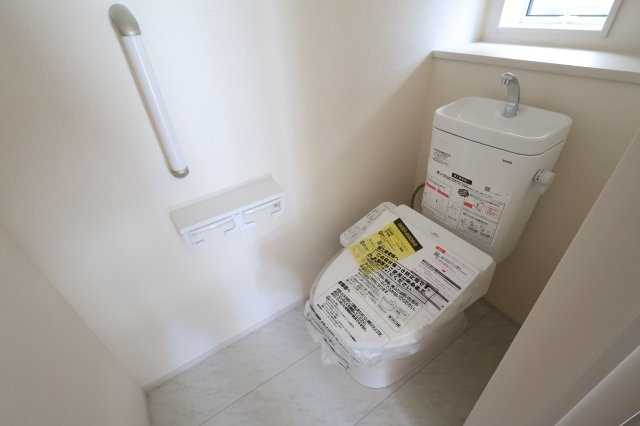 《仲介手数料無料》北区大成町４丁目549-2(全1戸)新築一戸建てブルーミングガーデンのトイレ|撮影日 2025年8月17日 10:30 晴れ