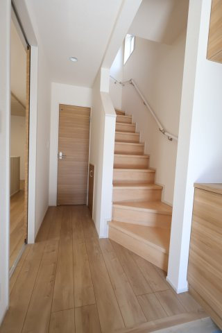 《仲介手数料無料》北区大成町４丁目549-2(全1戸)新築一戸建てブルーミングガーデンの玄関|撮影日 2025年8月17日 10:30 晴れ