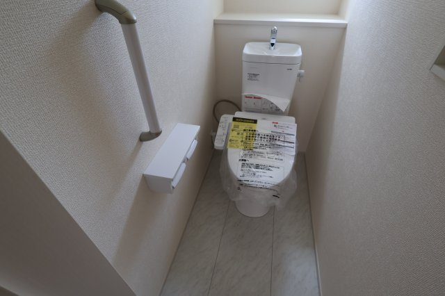 《仲介手数料無料》北区大成町４丁目549-2(全1戸)新築一戸建てブルーミングガーデンのトイレ|撮影日 2025年8月17日 10:30 晴れ