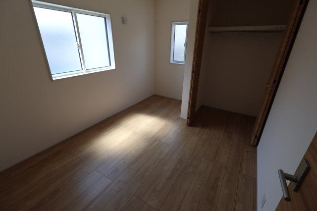 《仲介手数料無料》北区大成町４丁目549-2(全1戸)新築一戸建てブルーミングガーデンの洋室|撮影日 2025年8月17日 10:30 晴れ