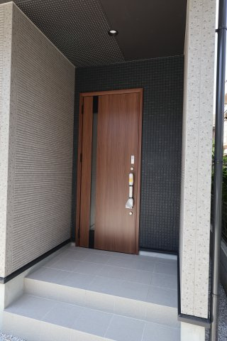 《仲介手数料無料》北区大成町４丁目549-2(全1戸)新築一戸建てブルーミングガーデンの玄関|撮影日 2025年8月17日 10:30 晴れ