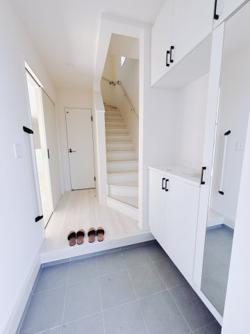 【新築戸建】高崎新保田中町24-1期　の玄関|■玄関（2号棟）｜毎日の「いってらっしゃい」や「お帰りなさい」を大切なご家族と過ごす玄関は〈使いやすさ〉を追求しております。玄関横の物入は急な来客時でもさっとお片付けできるスペースを確保しています。