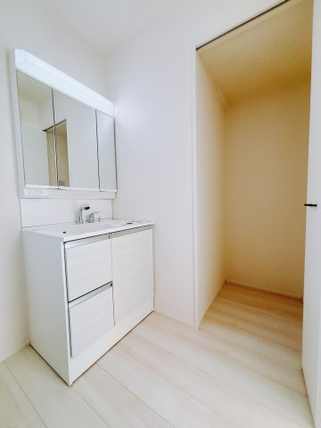 【新築戸建】高崎新保田中町24-1期　の独立洗面台|■洗面室（2号棟）｜三面鏡の洗面台は鏡の裏が収納ポケットになっているので、ヘアケア用品や歯ブラシなどでごちゃつきがちな洗面台周りがスッキリ片付きます。　
