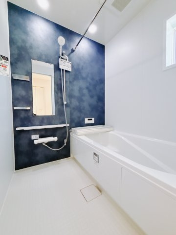 【新築戸建】高崎新保田中町24-1期　の浴室|■浴室（2号棟）｜お子様やご年配の方にも負担のかからないエコベンチ浴槽。半身浴ができる機能性が魅力です。浴室暖房換気乾燥機付きで冬でも暖かく過ごせます。