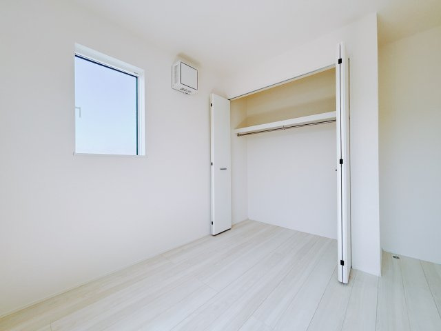 【新築戸建】高崎新保田中町24-1期　の洋室|■2階洋室（2号棟）｜2階各居室には収納をご用意しています♪常にお部屋を綺麗に保てます！小さなお子様も自然とお片付けができるようになるのでうれしいですよね！