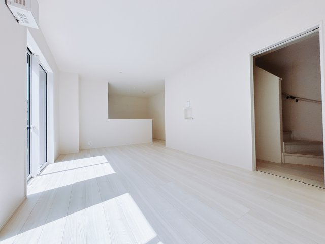 【新築戸建】高崎新保田中町24-1期　の居間・リビング|■リビング（2号棟）｜時の流れと共に陽射しは装いを変え空間に新たな彩りを与えます。一日中家に居ても飽きることなく過ごすことができる素敵な空間です♪