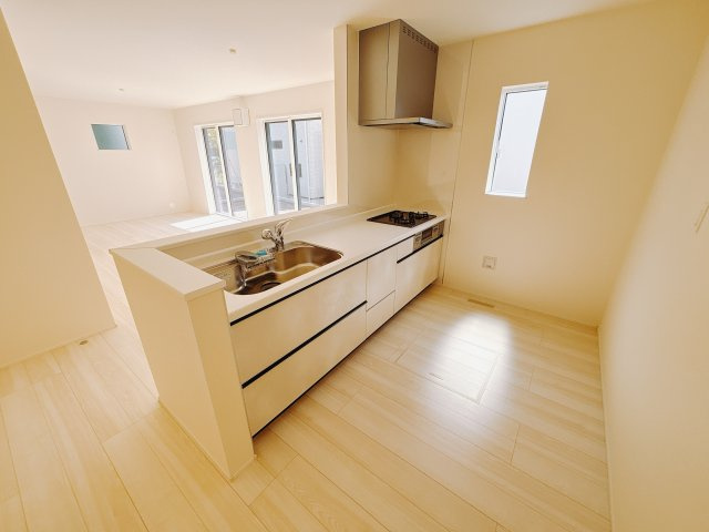 【新築戸建】高崎新保田中町24-1期　の居間・リビング|■リビング（2号棟）｜落ち着きのある表情を見せるリビングダイニング。太陽の光がたっぷり差し込むリビングは、自然とご家族が集まる居心地の良い空間です。