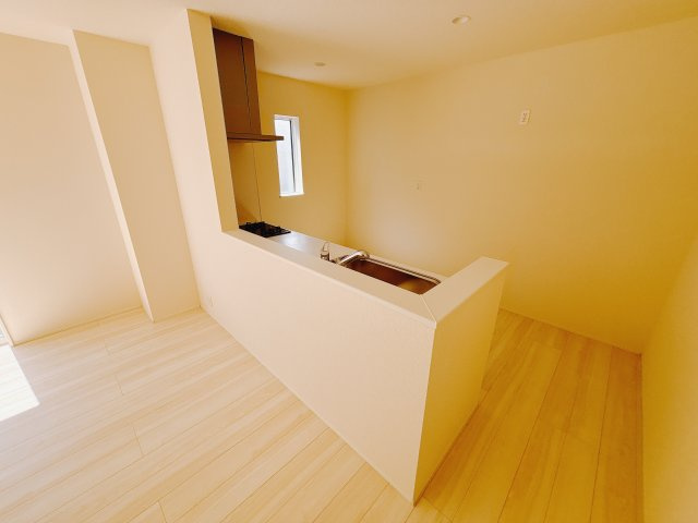 【新築戸建】高崎新保田中町24-1期　のダイニング|■ダイニング（2号棟）｜忙しい朝でもご家族そろってお食事を楽しんでいただける、ゆとりあるダイニングスペース。ダイニング横にはご家族のワークスペース「スタディカウンター」をご用意しました( ＾＾ )