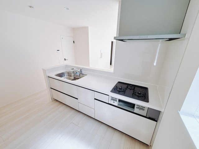 【新築戸建】高崎新保田中町24-1期　のキッチン|■キッチン（2号棟）｜ワークトップ下には、圧力鍋やパスタ鍋などのかさばる調理器具もラクラク収納可能なスライド収納！ものが溢れがちなキッチン回りもスッキリきれいに管理ができます♪