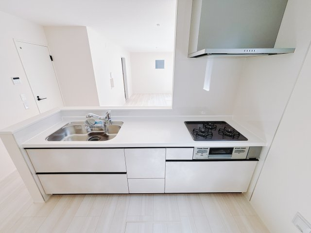 【新築戸建】高崎新保田中町24-1期　のキッチン|■キッチン（2号棟）｜お料理をしながら会話も弾むカウンターキッチン。出来上がったお料理をカウンター越しからお子様に運んでもらったりと、お手伝いも楽しくしてもらえることができます♪