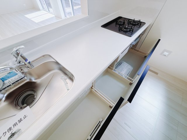 【新築戸建】高崎新保田中町24-1期　のキッチン|■キッチン（2号棟）｜全スライド式収納キッチン。鍋やお皿の出し入れもラクラクです☆また、ワークトップ幅が広く、お子さまと並んで料理ができます♪