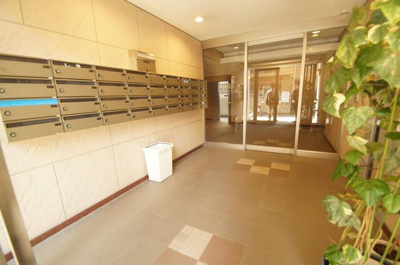 【エントランス】 | 岡部ドエル参番館 | 建物の内部です