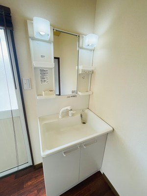 イノブハイツ南の独立洗面台|独立洗面台、小物を置くことができて便利です