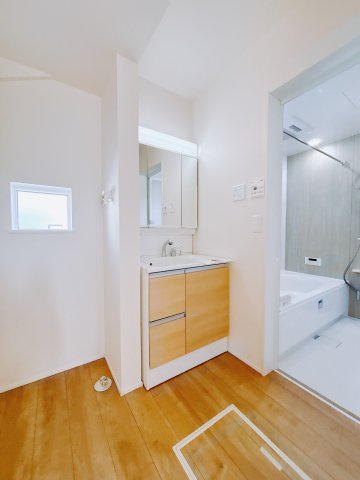 【新築戸建】高崎新保田中町24-1期　の独立洗面台|■洗面室（3号棟）｜大きな鏡で朝の身支度もラクラク♪毎日の忙しい準備が楽しくなる洗面所です(^^♪