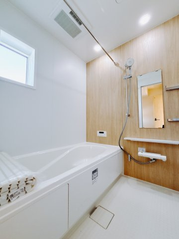 【新築戸建】高崎新保田中町24-1期　の浴室|■浴室（3号棟）｜お子様やご年配の方にも負担のかからないエコベンチ浴槽。半身浴ができる機能性が魅力です。浴室暖房換気乾燥機付きで冬でも暖かく過ごせます。