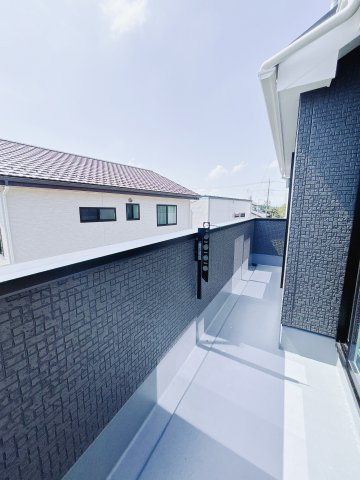 【新築戸建】高崎新保田中町24-1期　のバルコニー|■バルコニー（3号棟）｜あたたかな陽のひかりを浴びることのできるバルコニー。お洗濯物やお布団を干せば、家族みんなが気持ちよく暮らすことができます(*^^*)