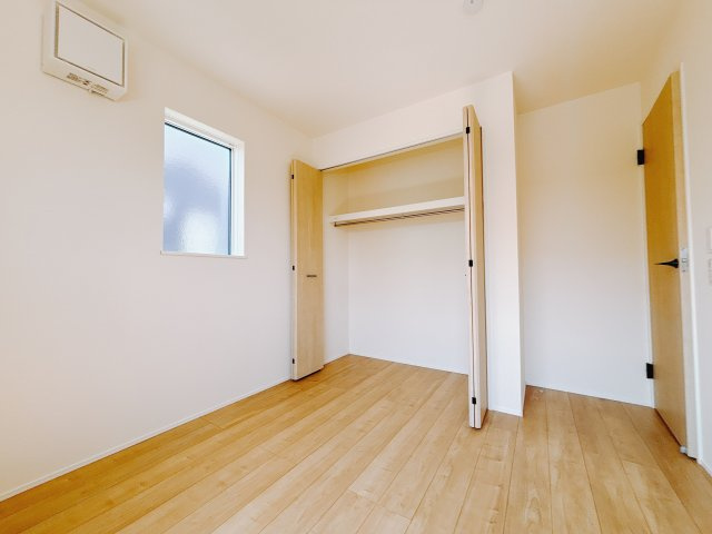 【新築戸建】高崎新保田中町24-1期　の洋室|■2階洋室（3号棟）｜ナチュラルカラーの床です。模様替えなどとても楽しく工夫できます♪陽当たり、風通しもとても良いので毎日快適な生活スタートです！子供部屋にも良いですね♪