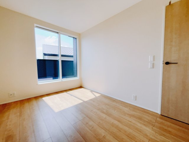 【新築戸建】高崎新保田中町24-1期　の洋室|■2階洋室（3号棟）｜2階洋室には大きな窓をご用意しています。日中はあたたかな日差し差し込み自分時間も充実できますね＾＾