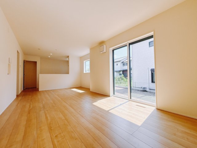 【新築戸建】高崎新保田中町24-1期　の居間・リビング|■リビング（3号棟）｜窓から射し込む陽射しが縦横に広がり、あたたかな空間を形作ります♪木目のきれいなフローリングとシンプルな壁紙は、一日中家に居ても飽きることなく過ごすことができる素敵な空間です♪