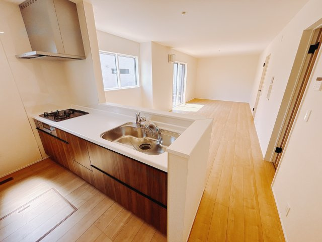 【新築戸建】高崎新保田中町24-1期　の居間・リビング|■リビング（3号棟）｜陽当たり良好のリビングダイニング♪賃貸では叶わなかった、お友達とのホームパーティや大音量で映画やテレビを楽しむことができます(*^^*)