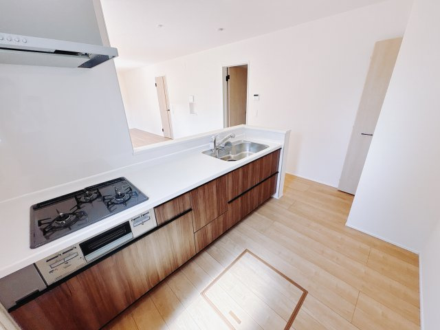 【新築戸建】高崎新保田中町24-1期　のキッチン|■キッチン（3号棟）｜ワークトップの幅が広く、お子様といっしょにお料理をつくったり、ちょっとしたパーティーも楽しめます。フラットなのでお掃除がしやすいのもポイントです♪