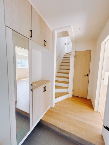 【新築戸建】高崎新保田中町24-1期　の玄関|■玄関（3号棟）｜毎日の「いってらっしゃい」や「お帰りなさい」を大切なご家族と過ごす玄関は〈使いやすさ〉を追求しております。玄関横の物入は急な来客時でもさっとお片付けできるスペースを確保しています。