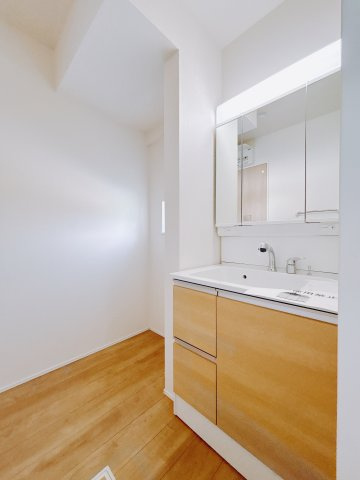 【新築戸建】高崎新保田中町24-1期　の独立洗面台|■洗面室（3号棟）｜三面鏡の洗面台は鏡の裏が収納ポケットになっているので、ヘアケア用品や歯ブラシなどでごちゃつきがちな洗面台周りがスッキリ片付きます。　