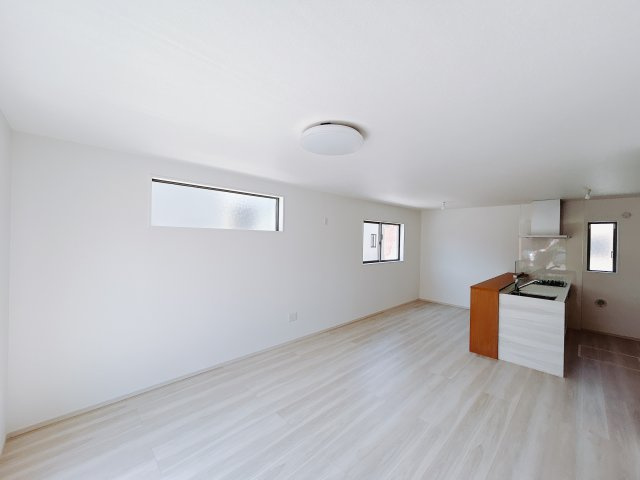 【新築戸建】高崎市下豊岡町2期の居間・リビング|18.7帖もある広々としたLDKでは今日あった出来事をご家族みんなでおしゃべりができます♪ご家族みんなが顔を合わせるリビングにはこだわり抜いたデザインを採用しております。