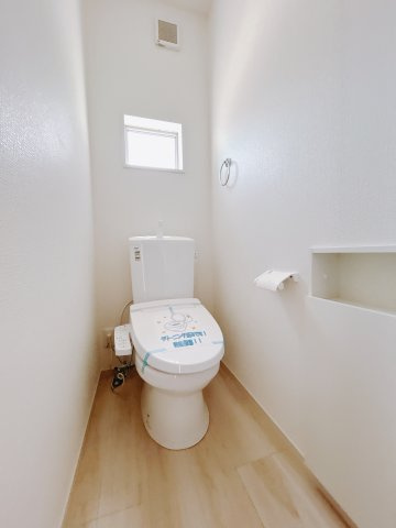 【新築戸建】高崎市下豊岡町2期のトイレ|朝の忙しい時間で込み合うトイレは2ヵ所に設けてあり家族が増えるほど助かります。