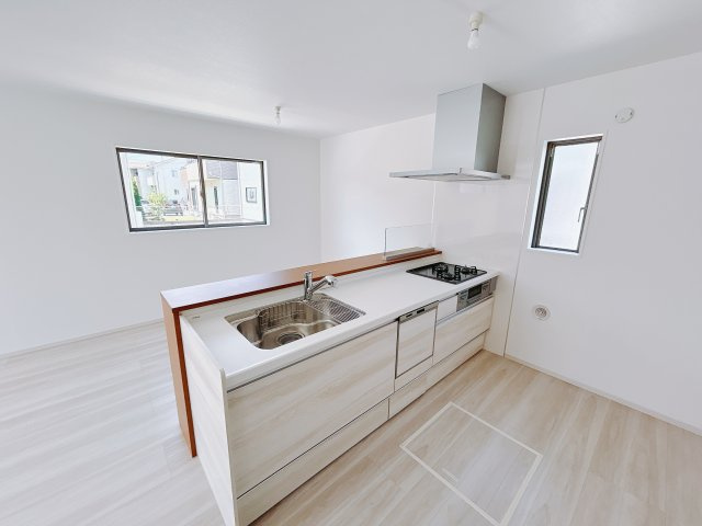 【新築戸建】高崎市下豊岡町2期のキッチン|お料理ができたら「これ運んで～♪」と手渡しが出来ます。対面キッチンなのでリビングと一体感があり、広々とした空間の中で楽しく食事やお菓子作りが出来ますね♪