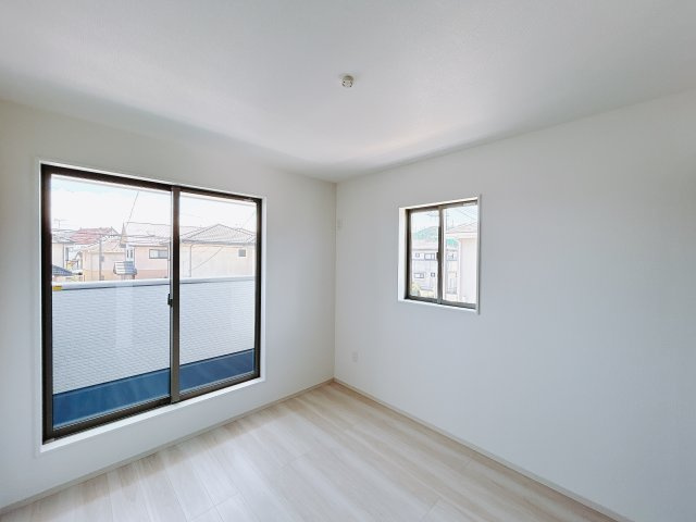 【新築戸建】高崎市下豊岡町2期の洋室|ダブルベッドを置いても充分な広さを2Ｆのお部屋に設けております。お子様と家族みんなで寝るのも夢じゃありません♪窓からは光が差し込むので日中でも明るいお部屋です。