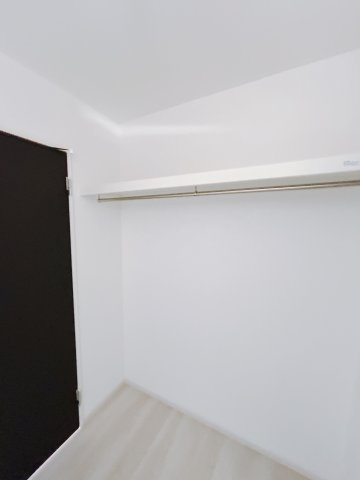 【新築戸建】高崎市下豊岡町2期の収納|大容量のＷＩＣです！お洋服だけでなく靴やバックもしまえます♪大きな鏡と椅子をおくことで無駄な移動をすることなく身支度がすべてこの場所で整います。