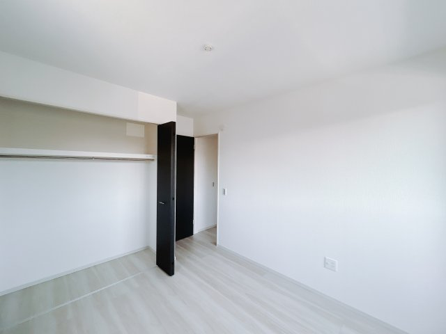 【新築戸建】高崎市下豊岡町2期の洋室|お子様にとって初めての「自分だけのお部屋」。どんなお部屋にするのか楽しみになりますね♪こちらのお部屋は洋室になっているので、もし汚してしまっても簡単にお掃除できるので助かります。