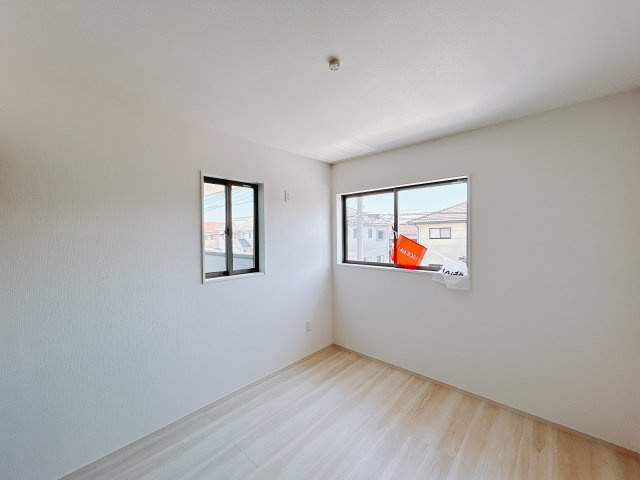 【新築戸建】高崎市下豊岡町2期の洋室|ママ友が来ても子供達には子供部屋で遊んでいてもらうことができます。ママ達はリビングで楽しくおしゃべりに華を咲かせながら気兼ねなく盛り上がれます♪