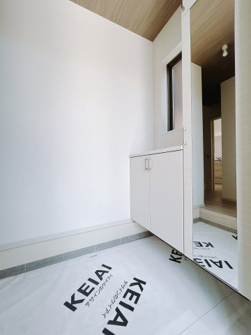 【新築戸建】高崎市下豊岡町2期の玄関|毎日の「いってらっしゃい」や「お帰りなさい」を大切なご家族と過ごす玄関は〈使いやすさ〉を追求しております。玄関横の物入は急な来客時でもさっとお片付けできるスペースを確保しています。