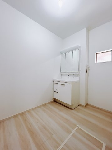 【新築戸建】高崎市下豊岡町2期の洋室|通常より広いタイプの洗面所になっています。のびのびと使える洗面所には寒い冬にストーブをおいても邪魔になりません♪