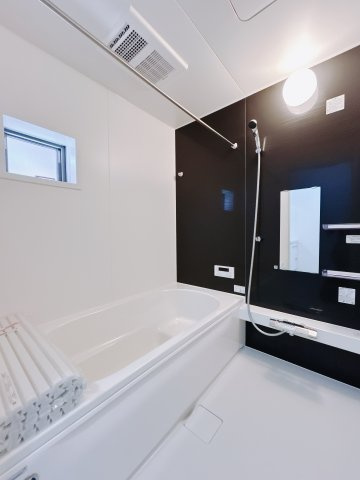 【新築戸建】高崎市下豊岡町2期の浴室|清潔感あふれる浴室には、カビを防ぎ雨の日でも洗濯物を乾かせられる浴室暖房乾燥機を標準装備しております♪毎日のお手入れが楽になります。