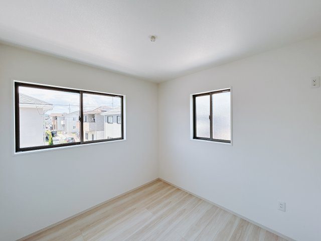 【新築戸建】高崎市下豊岡町2期の洋室|「今日も一日お疲れ様」とご夫婦でゆったりくつろげる寝室。毎日の家事やお仕事に疲れた日はフカフカのベットで癒されてください。テレビや本棚をおいても快適な広さなのが自慢のお部屋です♪