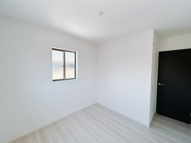 【新築戸建】高崎市下豊岡町2期の洋室|広い寝室ならインテリアも自由自在にお楽しみいただけます♪お外から帰ってきた後は寝室でゆっくり自分の時間をお過ごしください。