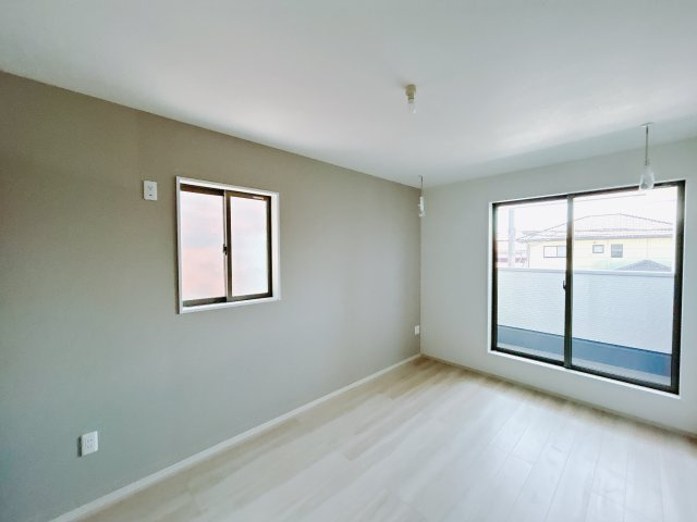 【新築戸建】高崎市下豊岡町2期の洋室|お部屋ぜんぶが＼ 趣味部屋 ／も実現します！想像しただけでもワクワクが止まりませんね♪大好きなものに囲まれながら贅沢な休日をお過ごしください♪