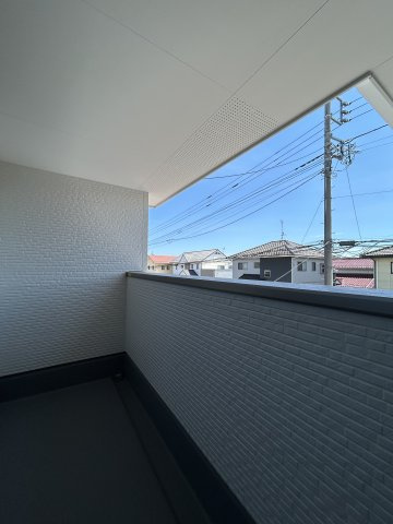 【新築戸建】高崎市下豊岡町2期のバルコニー|バルコニーから入る日差しは暖かく、爽快な朝の目覚めを促してくれます♪洗濯物やお布団を干して太陽の香りを吸い込んだお布団で夜はおやすみください。